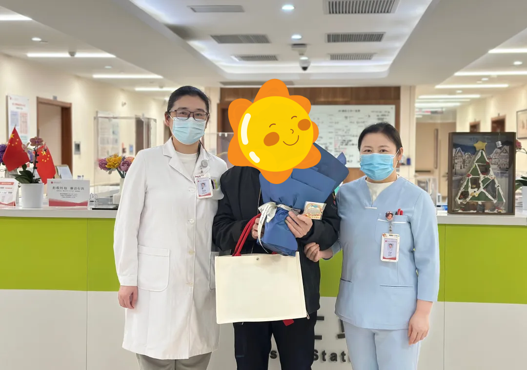 The five-year "graduation ceremony" at GoBroad Shanghai Zhaxin Hospital, with the commemorative badge for recovery and courage.
